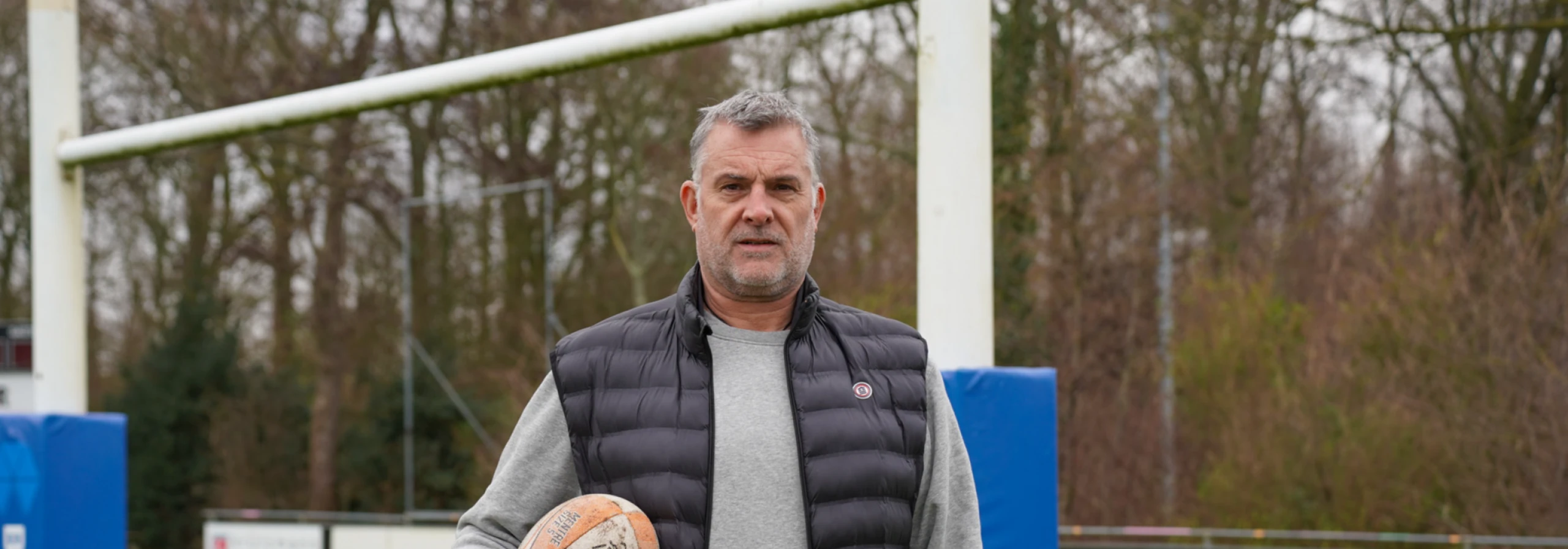 Joeri Peperkamp met rugbybal tussen doelpalen